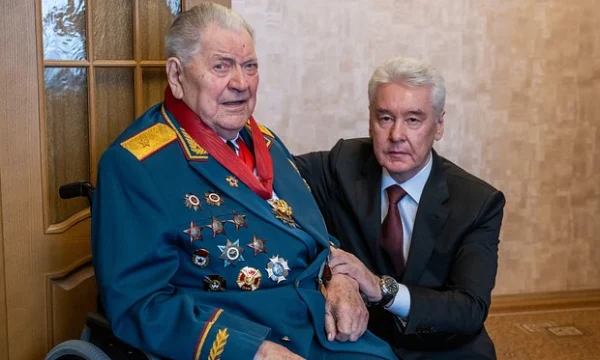 Мэр Москвы поздравляет ветеранов с Днем Победы