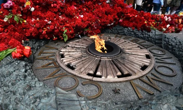 Пенсионерку оштрафовали за советскую символику при возложении цветов на Вечный огонь в Киеве
