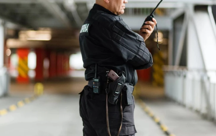 Усиление безопасности: Вооруженная охрана может быть размещена на входах торговых центров