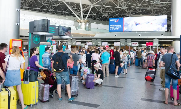 Массовые задержки рейсов в России привели к страховым выплатам и призывам к государственной компенсации