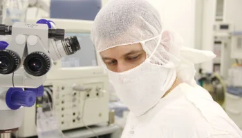 Офтальмолог из Кузбасса взимал плату за медицинские операции, покрытые страховкой