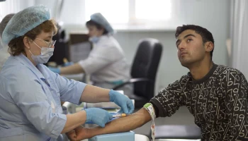 Иностранцы не смогут воспользоваться обязательным медицинским страхованием в России до 2026 года