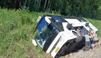 Автобус с 38 пассажирами опрокинулся в Кемеровской области