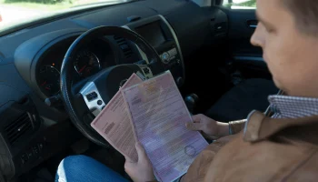 Почти половина водителей в России довольны ОСАГО, но требуют снижения цен