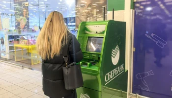 Зачем россияне снимают наличные в 2026 году и где выгоднее хранить деньги