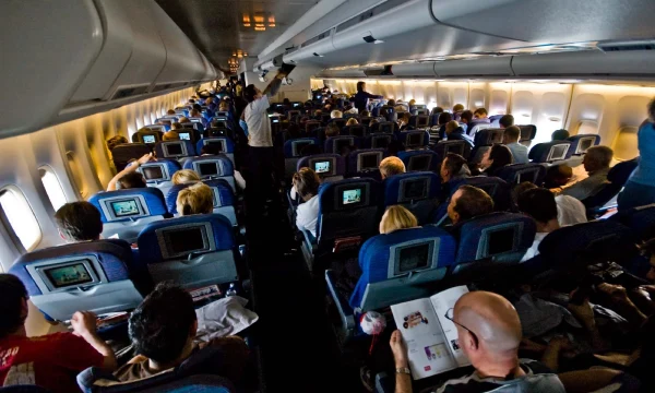 Роспотребнадзор обязал авиакомпанию "Ираэро" прекратить навязывание дополнительных платных услуг пассажирам