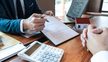 Исторический поворот: страховые агенты обошли банки по доходам от продажи полисов