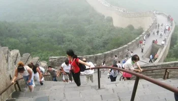 Страховка для туристов подешевела: как отмена виз с Китаем изменила рынок