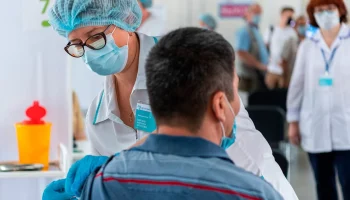 Данные о лечении иностранцев без полиса предложили передавать в МВД