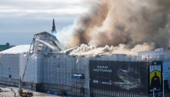 Пожар в Старой фондовой бирже Копенгагена: обрушение драконьих хвостов