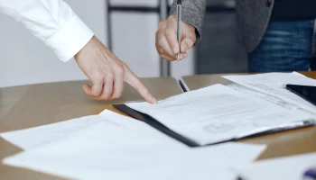 Исследование: менее половины российских страхователей изучают договоры