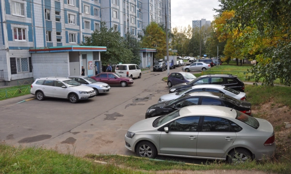Парковка во дворе: риски для автомобиля и способы защиты в 2026 году