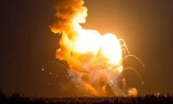 У аэродрома в крымском Джанкое произошла серия мощных взрывов, вызвав пожар в поле
