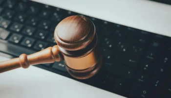 Суд впервые оштрафовал компанию за ссылки на несуществующие акты, сгенерированные ИИ