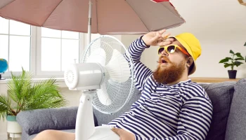 Пекло в офисе: как российские сотрудники спасаются от летней жары на работе