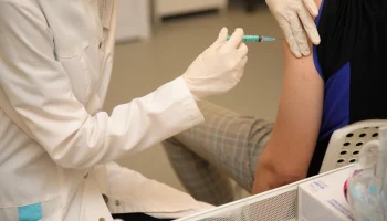 В Госдуме предложили включить прививки от ВПЧ и менингококка в нацкалендарь