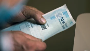 Новая схема мошенничества: аферисты обманывают россиян при "замене" полисов ОМС