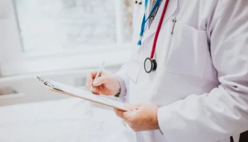 Терапевты остаются самыми востребованными врачами, а март стал пиком обращений за медпомощью