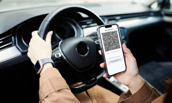 Автоподставы-2025: как мошенники обманывают водителей через дипфейки и QR-коды
