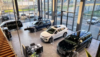 Рекордный отток инвесторов: более 210 китайских автосалонов закрылись в России за квартал