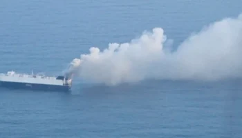 Катастрофа в Тихом океане: затонуло судно с тремя тысячами автомобилей