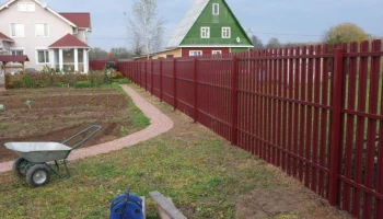 Страховщики объяснили влияние забора на стоимость полиса для дачи