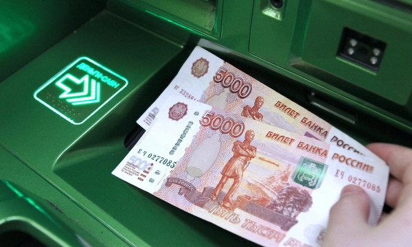 Эпоха наличных: четверть российских компаний вернулись к выплатам зарплаты из кассы Эпоха наличных: четверть российских компаний вернулись к выплатам зарплаты из кассы