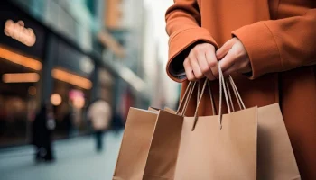 Каждый четвертый россиянин борется со стрессом с помощью шопинга