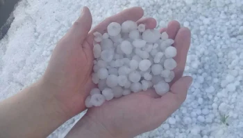 Жители Подмосковья и соседних регионов подсчитывают убытки от штормового ветра и града