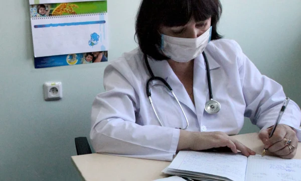 Как сменить врача в поликлинике в 2025 году: полная инструкция