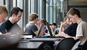 Трудовые гарантии для работающих студентов: отпуска, сокращенная неделя и компенсации