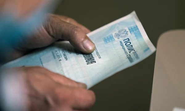 Новая схема мошенничества: аферисты обманывают россиян при "замене" полисов ОМС