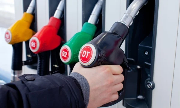 Снижение цен: стоимость бензина упала в России