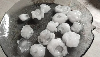 Мощный град повредил автомобили в Подмосковье: страховщики фиксируют первые обращения