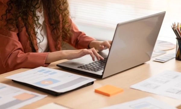 Опасный помощник: как сотрудники сливают тайны в ИИ и что с этим делать бизнесу