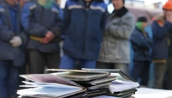 Трудовым мигрантам потребуется пять лет стажа для получения полиса ОМС
