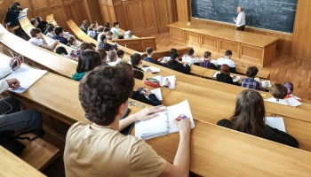 Стоимость высшего образования в оценке россиян выросла до 293 тыс. рублей