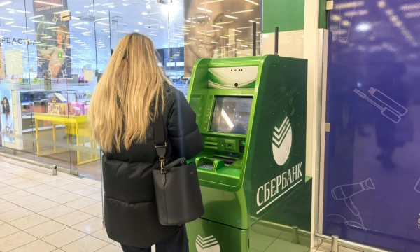 Зачем россияне снимают наличные в 2026 году и где выгоднее хранить деньги
