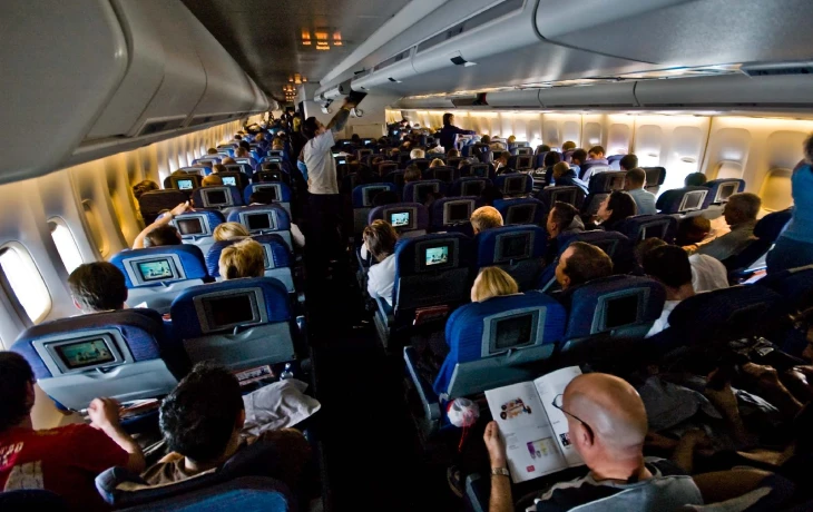 Роспотребнадзор обязал авиакомпанию "Ираэро" прекратить навязывание дополнительных платных услуг пассажирам