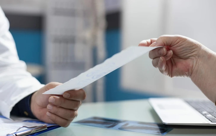 В РФ определили условия оплаты больничных для самозанятых с 2026 года