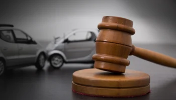 Суд обязал страховщика выплатить автовладелице более 130 тысяч рублей после ДТП