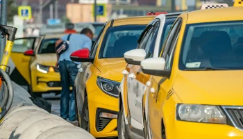 Таксисты и курьеры возглавили рейтинг раздражающих водителей на российских дорогах