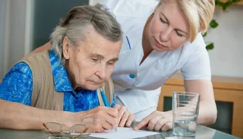 Невидимая стена: Почему в России хотят заставить страховые компании &laquo;играть честно&raquo; с пожилыми и инвалидами