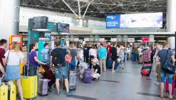 Массовые задержки рейсов в России привели к страховым выплатам и призывам к государственной компенсации