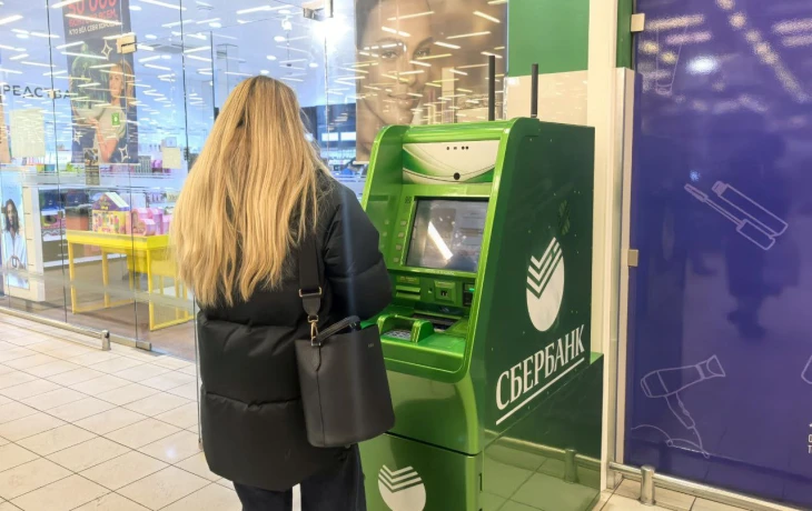 Зачем россияне снимают наличные в 2026 году и где выгоднее хранить деньги