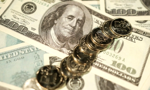 В ВТБ предложили заменить плавающий курс рубля валютным коридором