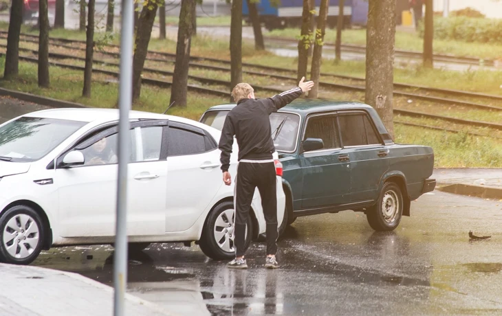 Страховщики назвали распространенные схемы автоподстав на дорогах