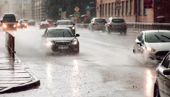 Стихия бьет по авто: что делать, если машина пострадала от непогоды