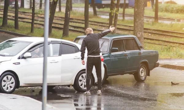 Страховщики назвали распространенные схемы автоподстав на дорогах