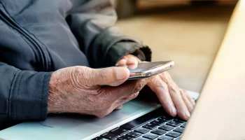 Банк навязал пенсионерам страховку под предлогом помощи СВО